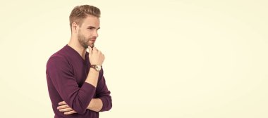 Berber dükkanı geri döndü. Yakışıklı adam tıraşsız çeneye dokunuyor. İnsan yüzü portresi, kopyalama alanı olan pankart