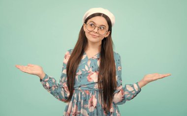 Vay canına, inanılmaz. Şok olmuş bir çocuk fotokopi alanını işaret ediyor. İki eliyle ve parmaklarıyla kenarı gösteren genç bir kız. Şaşırmış yüz, şaşırmış genç kız duyguları.