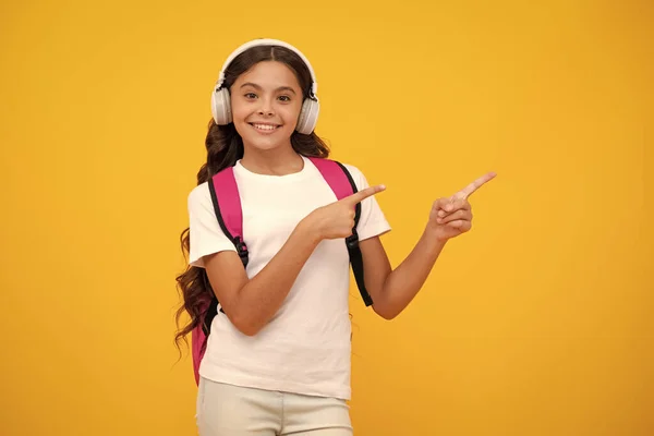 Chica Escuela Auriculares Sobre Fondo Estudio Aislado Escuela Concepto Musical —  Fotos de Stock