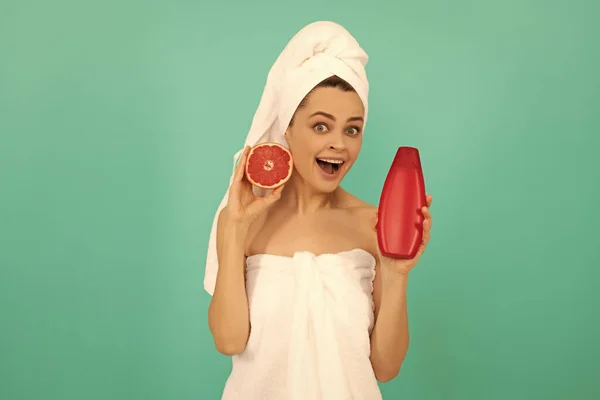 Amazed Girl Towel Grapefruit Shampoo Bottle Blue Background — Stock Photo, Image