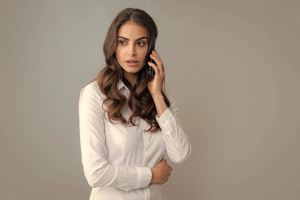 Uma Rapariga Falar Telefone Mulher Negócios Séria Com Smartphone Bate — Fotografia de Stock