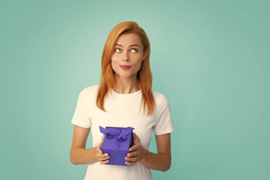 Tatiller ve kutlama konsepti. Doğum günü hediyeli güzel mutlu kız. Doğum gününü kutlayan genç bayan, doğum günü hediyeleri al.