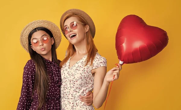 Cheerful Mom Daughter Hold Love Heart Balloon Yellow Background — Foto Stock