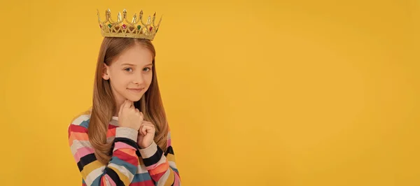 Enfant Adolescent Souriant Couronne Reine Sur Fond Jaune Princesse Reine — Photo
