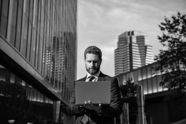 Sosyal ağ ve web günlüğü. İş bilgisayarı iletişimi. Modern teknoloji. İnternet erişimi. e-postayı kontrol et Serbest Çalışan Adam blogu çevrimiçi. İş adamı blog için dizüstü bilgisayar kullanıyor.