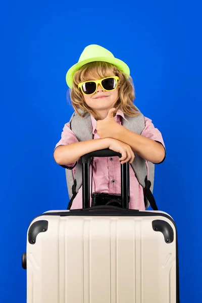 Podróżnik Walizką Odizolowany Tle Studia Turystyczny Chłopiec Portret Dziecka Podróżującego — Zdjęcie stockowe