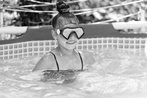 Şimdi Yüzmek Eğlenceli Mutlu Kız Yüzme Havuzunda Gözlük Takıyor Yaz — Stok fotoğraf