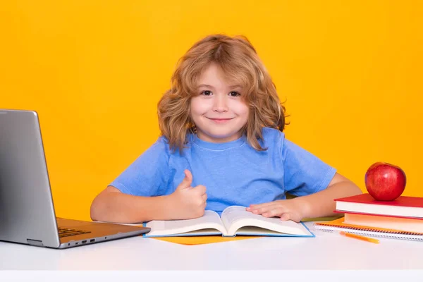 Kind Aus Der Grundschule Mit Buch Auf Gelbem Hintergrund Kleiner — Stockfoto