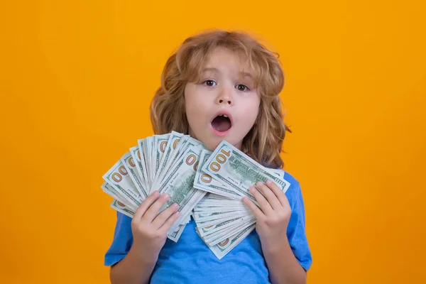 幸せな豊かな子供男の子とともにお金ドル現金 — ストック写真