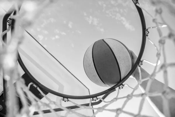 Баскетбольный Мяч Пролетел Через Корзину Руках Игроков Крупным Планом Спортивным — стоковое фото