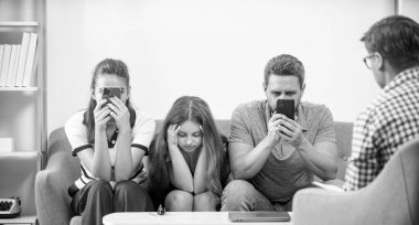 Telefon bağımlısı çocuk, anne ve babası psikolog sorunları çözüyor, bağımlılık yapıyor..