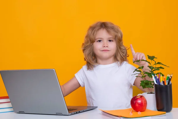 Παιδί Του Σχολείου Που Χρησιμοποιεί Φορητό Υπολογιστή Παιδί Από Δημοτικό — Φωτογραφία Αρχείου