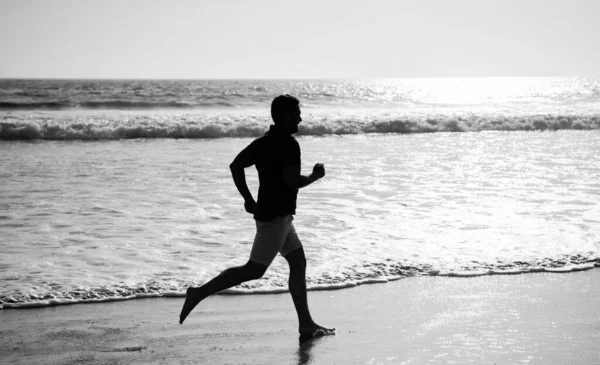 Sportowy Facet Biegający Plaży Energiczne Lato Uciekinier Czuje Wolność Pospiesz — Zdjęcie stockowe