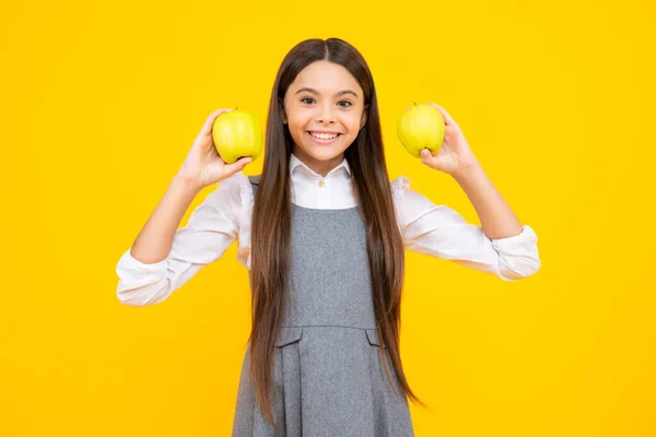 Sarı Arka Planda Elmalı Ergen Bir Çocuk Elmalar Çocuklar Için — Stok fotoğraf