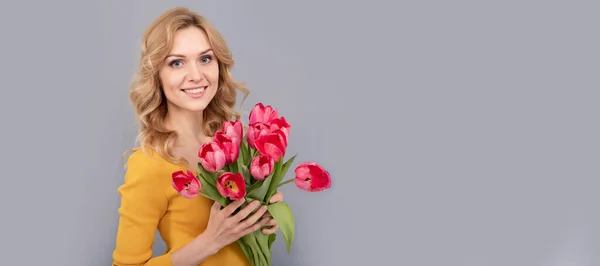 Mutlu Kadın Gülüşü Bahar Tatili Için Çiçekleri Gri Arka Planda — Stok fotoğraf