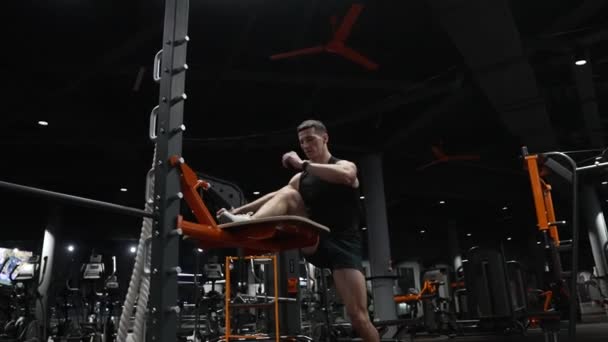 Sportovec Skákat Sportovní Tělocvičny Atlet Muž Trénink Skok Fitness Tělocvičně — Stock video