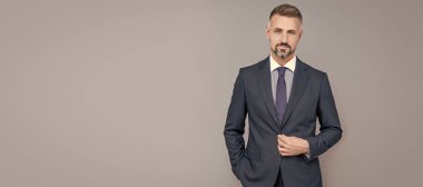 Takım elbiseli kendine güvenen bir iş adamı, patron. İnsan yüzü portresi, kopyalama alanı olan pankart