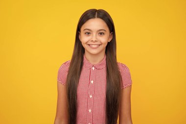 Gençlik gününde kameraya gülümseyen bir kızın hayat tarzı portresi. Mutlu çocuklar günü.