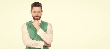 Gülümseyen sakallı zarif adam beyaz arka planda soyutlanmış, zarif. İnsan yüzü portresi, kopyalama alanı olan pankart