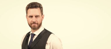 İnsan yüzü portresi, fotokopi alanı olan pankart. Erkek modası. Erkek güzelliği. Boz adam portresi. Sakallı, olgun, zarif bir adam.