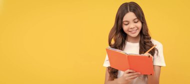 Öğrenci koruma planlayıcısı. Okula dönüyorum. Eğitim. Ajanda. Mutlu çocuk deftere yazar. Öğrenci portresi, stüdyo afişi. Okul çocuğu yüzü, boşluklar