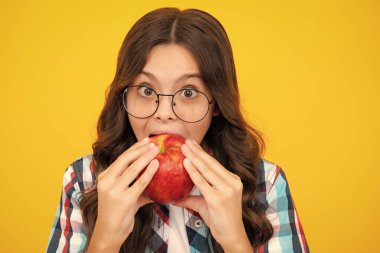 Bahar her yerde. Bahar mevsimi meyveleri. Vitamin dolu. Sadece organik yiyecekler. Doğal ve sağlıklı. Mutlu çocukluk. Çocuk elma yiyor. Meyveli çocuk. Şaşırmış genç kız