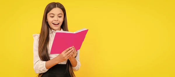 Menina Feliz Criança Ler Escola Livro Didático Fundo Amarelo Leitura — Fotografia de Stock