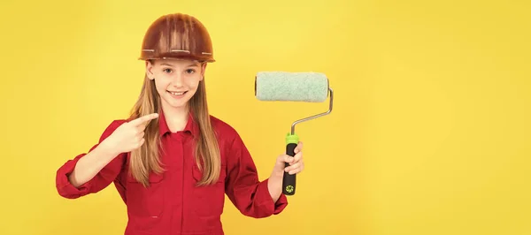 Criança Adolescente Feliz Construtor Chapéu Duro Com Rolo Tinta Parede — Fotografia de Stock