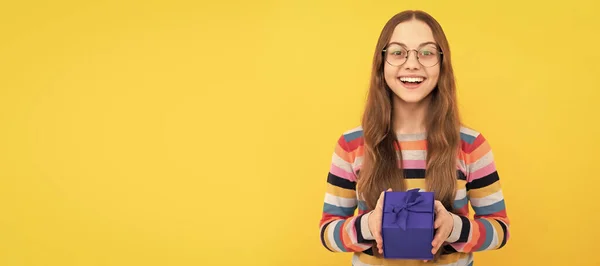 誕生日おめでとう ブラック フライデー割引 季節の売り上げ 箱付きの明るい10代の女の子 誕生日プレゼント付きの子供 水平方向のポスター コピースペース付きバナーヘッダー — ストック写真