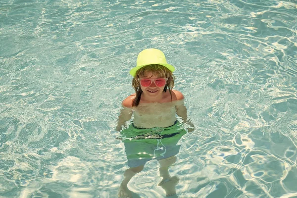 Chłopiec Relaksujący Się Basenie Dziecko Pływające Basenie Wodnym Aktywność Letnich — Zdjęcie stockowe