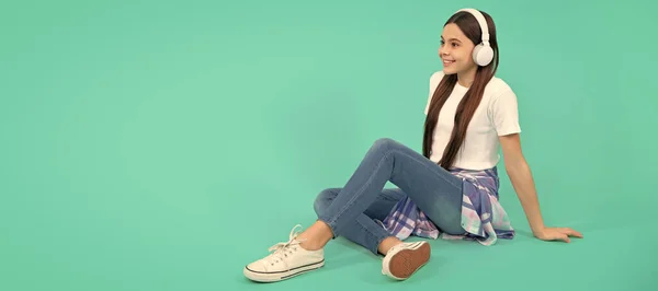 Happy Teen Girl Listen Music Wireless Headphones Child Portrait Headphones — Φωτογραφία Αρχείου