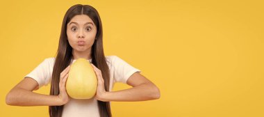 sağlıklı bir hayat. diyet ve çocuk güzelliği. Pomelo citrus meyveli genç kız şaşırdı. Vitamin ve diyet. Portakal aromalı çocuk portresi, yatay poster. Kopya ile başlık