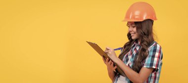 Not alıyorum. Miğferli çocuk okuma projesi. İnşaat belgeleri. Kontrat imzalıyorum. Miğfer yatay poster tasarımlı çocuk geliştirici. Başlık, kopyalama alanı