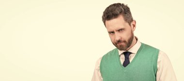 İnsan yüzü portresi, fotokopi alanı olan pankart. ciddi adam okuma planlayıcısı beyaz arka planda izole, planlama