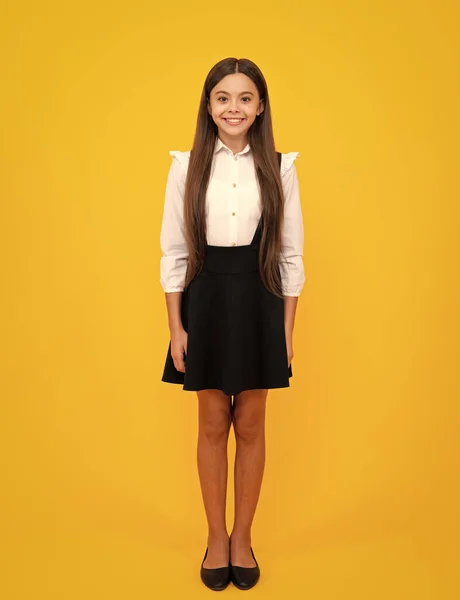 校服全长的迷人的快乐少女 穿着休闲装 背景是黄色孤立的 — 图库照片