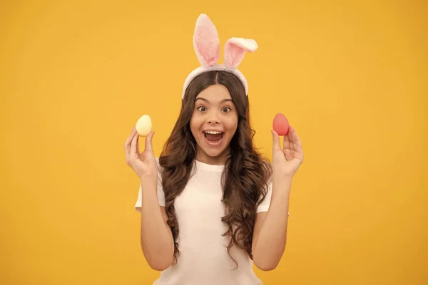 Niesamowite Nastolatek Dziewczyna Królicze Uszy Trzymać Jaja Żółtym Tle Wielkanoc — Zdjęcie stockowe