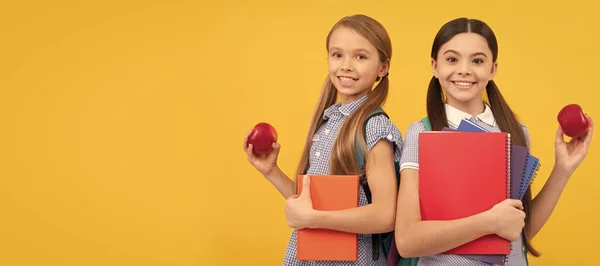 Шкільні Дівчата Друзі Щасливі Учні Книжками Тримають Вітамінні Органічні Яблука — стокове фото