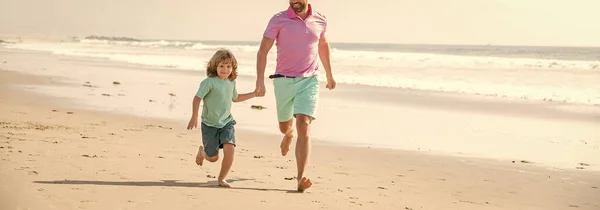 Padre Hijo Recortado Correr Playa Verano Felicidad —  Fotos de Stock