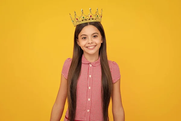 Teenagerselbstsüchtiges Mädchen Feiert Erfolgssieg Teen Child Queen Crown Isoliert Auf — Stockfoto