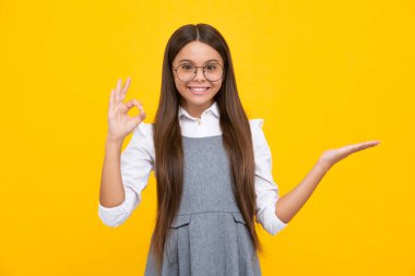 Etkileyici genç kız, tavsiye edilen mekanı gösteriyor. Çocuk ergen, fotokopi alanını işaret ederek uzaklığı gösteriyor. Mutlu kız yüzü, pozitif ve gülümseyen duygular