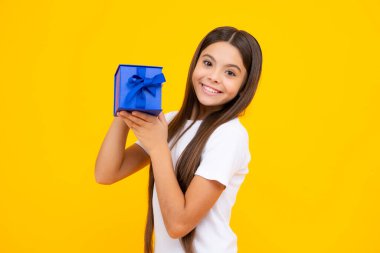 Mutlu ergen portresi. Duygusal ergen çocuk doğum gününde hediye. Komik kız elinde hediye kutularıyla yeni yılı ya da Noel 'i kutluyor. Gülümseyen kız