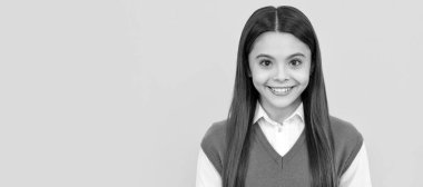 Sarı arka planda uzun saçlarıyla gülümseyen mutlu liseli kız, saç bakımı. Çocuk yüzü, yatay poster, izole edilmiş genç kız portresi, fotokopi alanı olan pankart