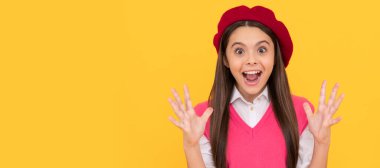 O kadar mutluyum ki. Şaşkın çocuğun uzun saçları var. Deri güzelliği. Gençlik ve gençlik. Sıradan moda. Çocuk yüzü, yatay poster, izole edilmiş genç kız portresi, fotokopi alanı olan pankart