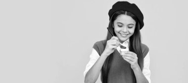 Çocuk kozmetolojisi. Bereli gülümseyen çocuk kozmetik kullanıyor. Doğal kadın teni güzelliği. Genç çocuklar için makyaj malzemeleri, poster tasarımı. Güzellik çocukları makyaj, fotokopi alanı ile pankart