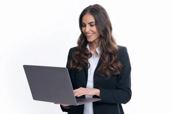 Wesoła Bizneswoman Stojąca Nad Szarą Ścianą Laptopem Portret Ładnej Uroczej — Zdjęcie stockowe