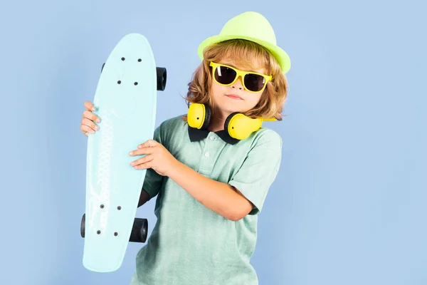 スケートボードの子供 子供はスケートボードを保持します 夏の学校の子供たちのための健康的なスポーツと活動 スポーツの楽しさ — ストック写真