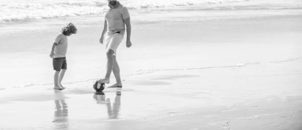 Niño Papá Recortado Corriendo Playa Vacaciones Verano Con Pelota Espacio —  Fotos de Stock