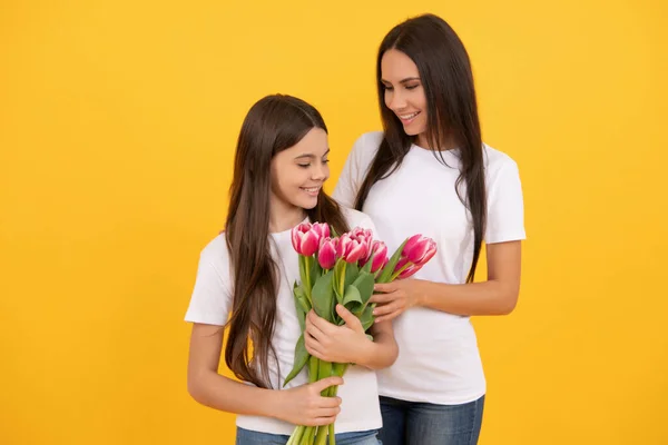 Glad Mother Daughter Tulip Flowers Yellow Background — Stock Photo, Image