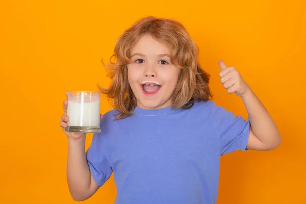 Egészséges Ital Kalciummal Fehérjével Gyerekeknek Kisfiú Tejet Iszik Gyermek Üveg — Stock Fotó