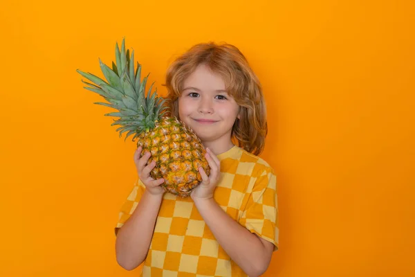 Frutas Verão Miúdo Com Ananás Estúdio Retrato Estúdio Criança Bonito — Fotografia de Stock
